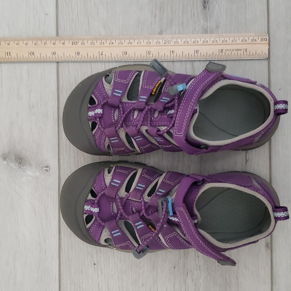 Keen girl sandals. These were only used a few times. Water shoes.